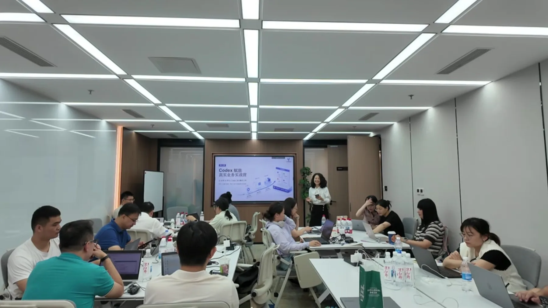 曜擎 AI 实战培训课堂,学员使用电脑开展实操